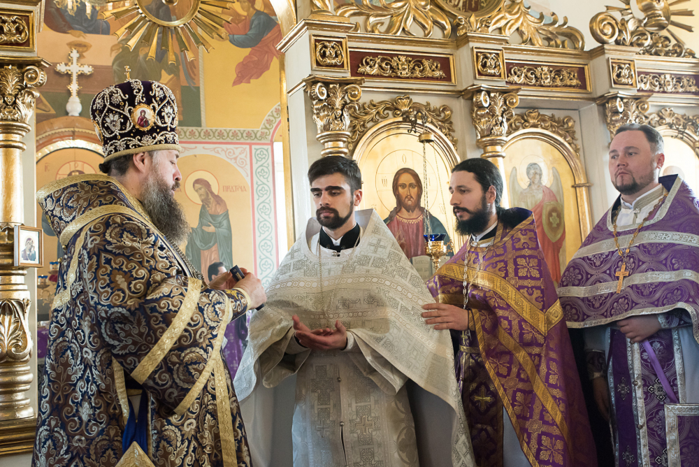 В Неделю Крестопоклонную митрополит Серафим совершил Литургию в нашем храме