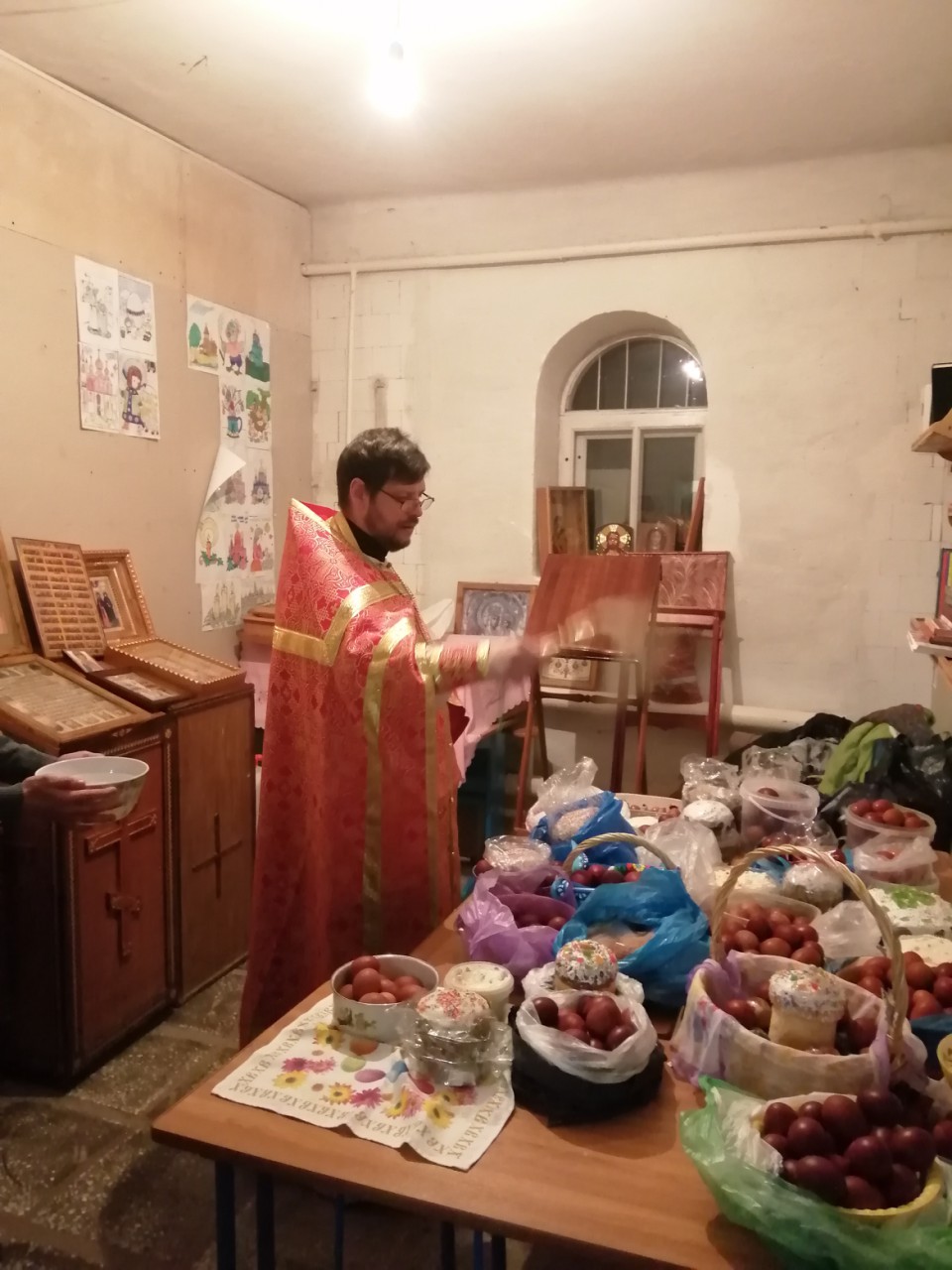 Иерей Сергий Беляков возглавил Пасхальную службу в Михайло-Архангельском молитвенном доме в с.Павло-Куракино 