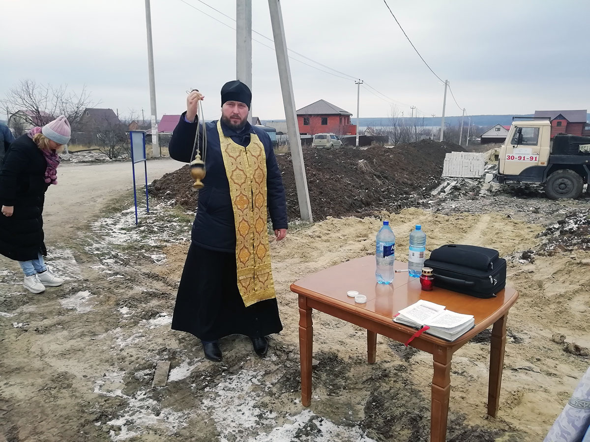 Протоиерей Антоний Шварёв совершил заупокойную панихиду около строящегося храма Живоначальной Троицы в селе Камайка