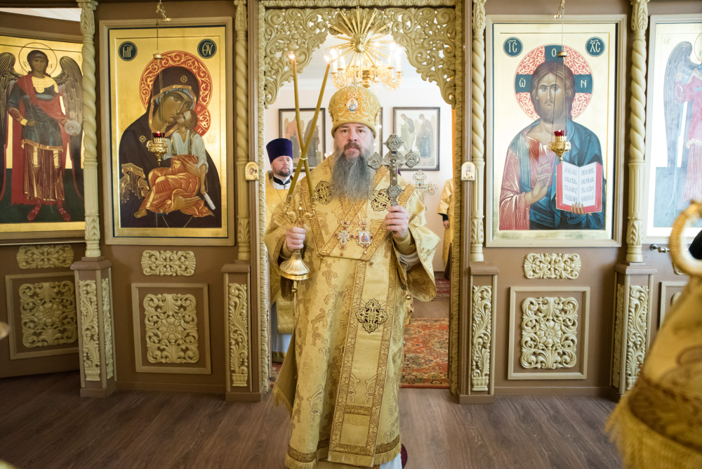  Протоиерей Александр Филиппов сослужил митрополиту Серафиму за литургией в храме Иннокентия Иркутского при семинарии