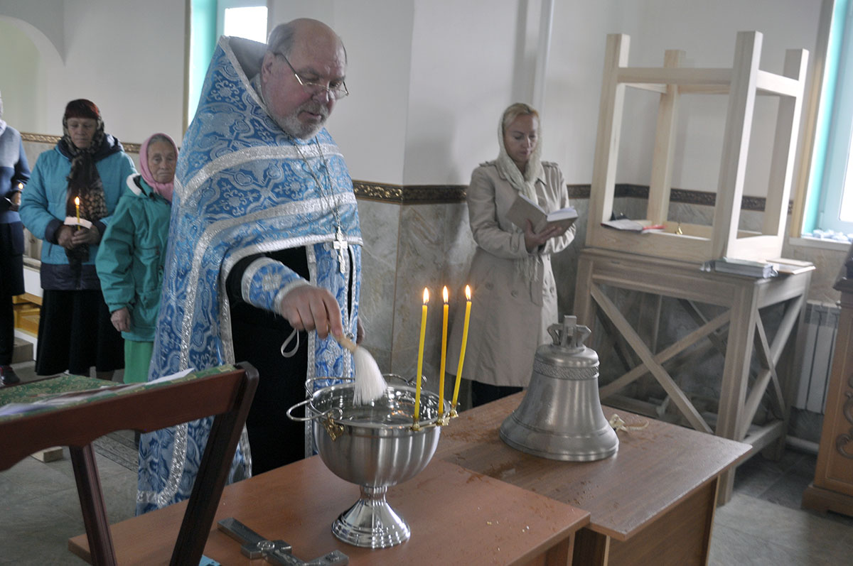 В строящемся храме в честь Святой Живоначальной Троицы в деревне Камайка был совершен молебен на освящение колокола