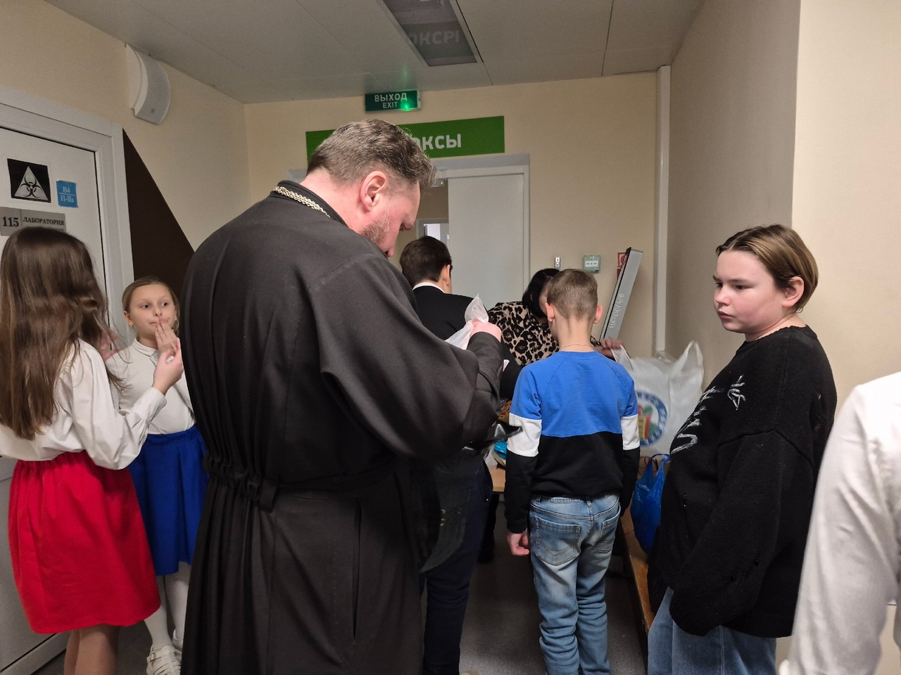 Воспитанники воскресной школы Никольского храма в Терновке выступили с концертом для раненых военнослужащих