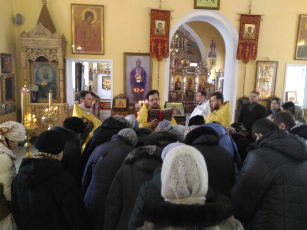 Протоиерей Александр Филиппов совершил водосвятный молебен с акафистом Божией Матери перед Ея чудотворным образом "Неупиваемая чаша"