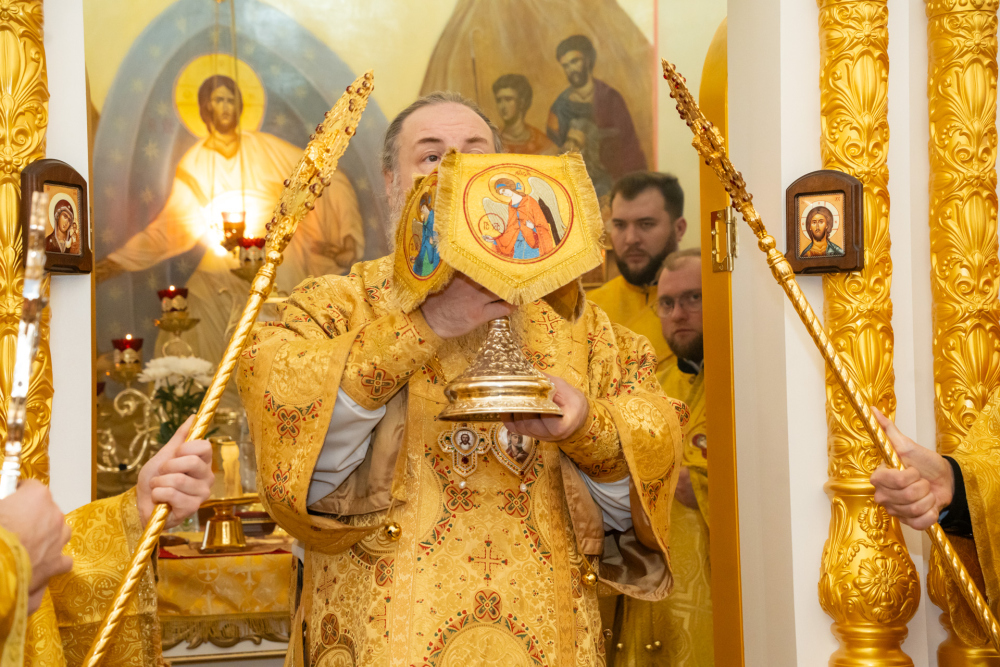В Неделю 22-ю по Пятидесятнице митрополит Серафим совершил литургию в Троицком храме деревни Камайка