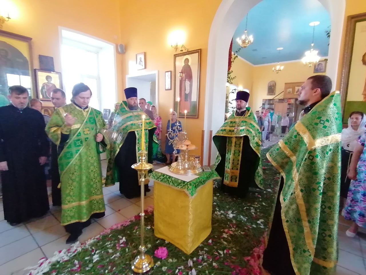 Всенощное бдение в канун праздника Троицы