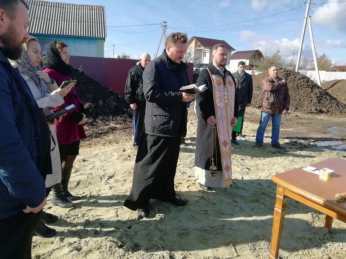 Протоиерей Александр Филиппов совершил первый водосвятный молебен около строящегося храма Живоначальной Троицы в селе Камайка