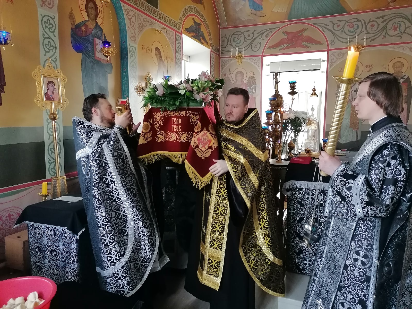  В Великий Пяток протоиерей Александр Филиппов совершил вечерню с выносом Плащаницы Спасителя