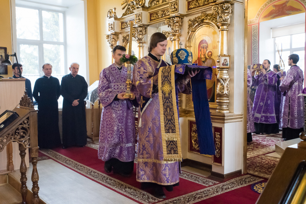  В Неделю Крестопоклонную митрополит Серафим совершил литургию в нашем храме