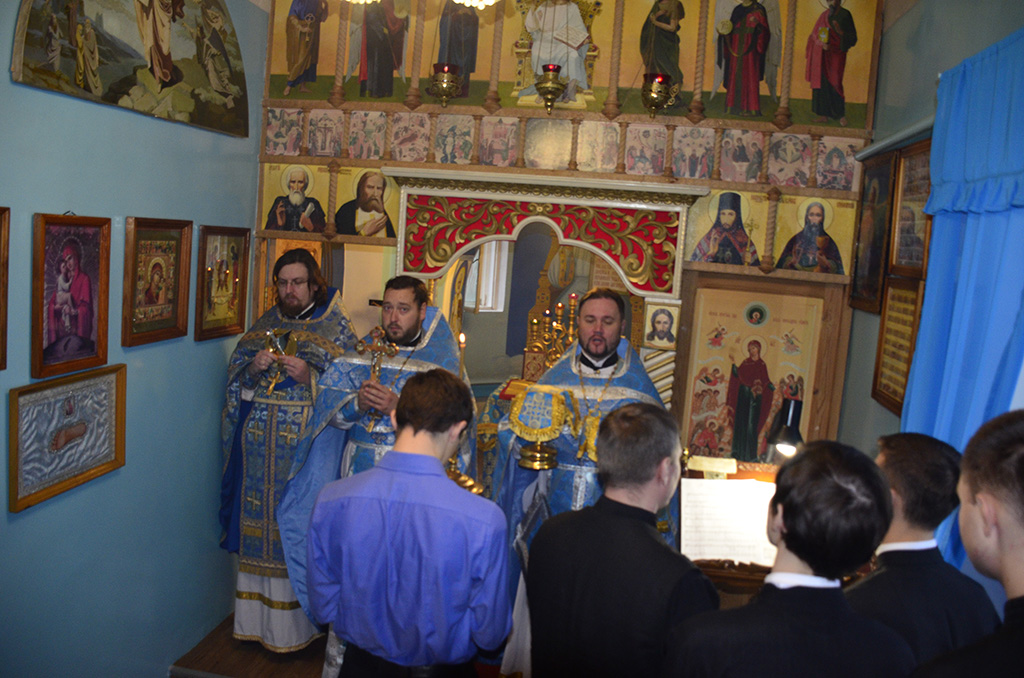 В день празднования иконы Божией Матери "Всех скорбящих радость" клирики нашего храма совершили божественную литургию в ИК-5