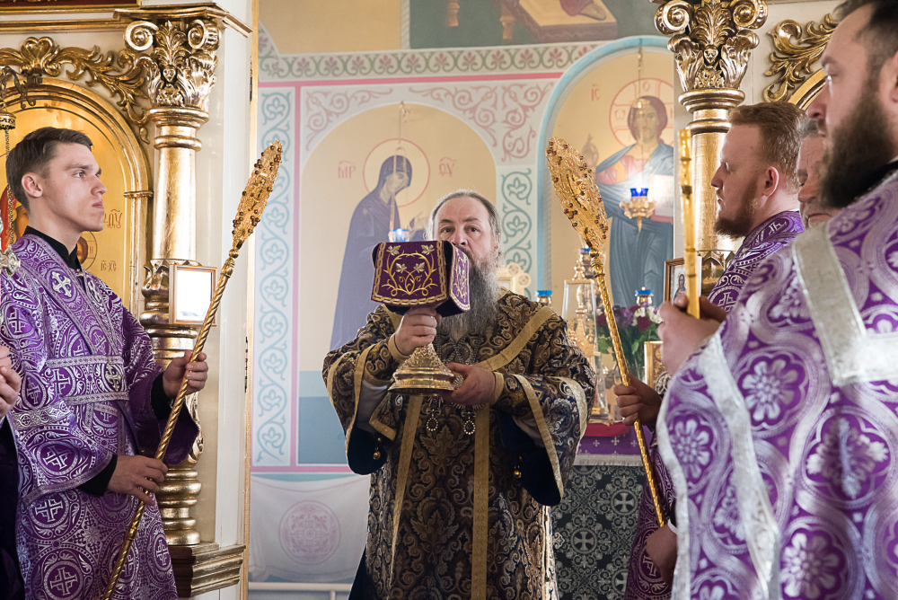 В Неделю Крестопоклонную митрополит Серафим совершил литургию в нашем храме