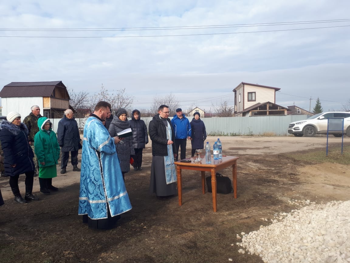 Иерей Алексий Карасёв совершил водосвятный молебен около строящегося храма Живоначальной Троицы в селе Камайка