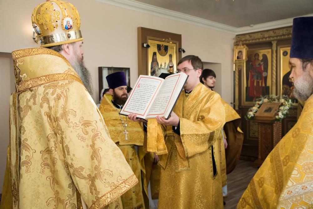 В день престольного праздника в Пензенской духовной семинарии митрополит Серафим наградил протоиерея Александра Филиппова Архиерейской благословенной грамотой