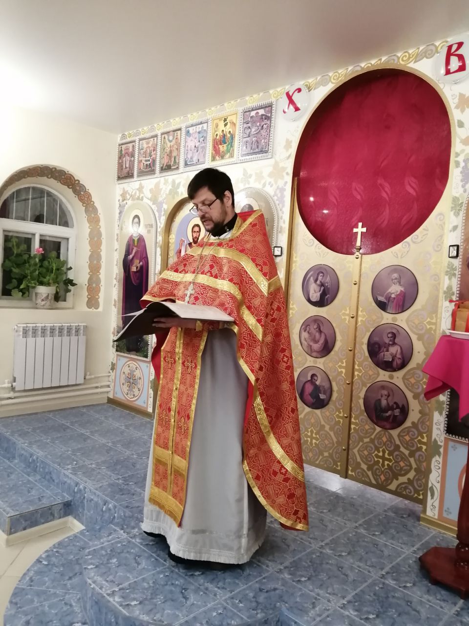 Иерей Сергий Беляков возглавил Пасхальную службу в Михайло-Архангельском молитвенном доме в с.Павло-Куракино 