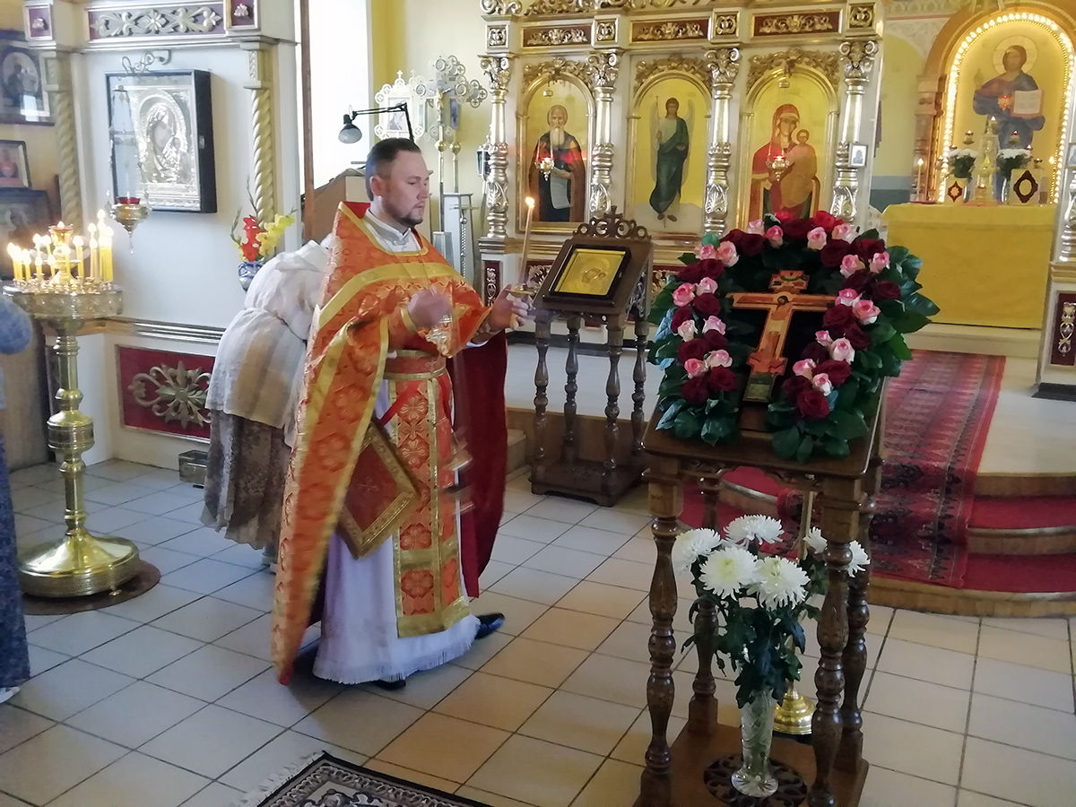 Всенощное бдение в канун празднования Происхождения (изнесения) Честных Древ Животворящего Креста Господня