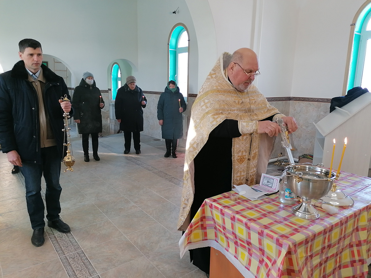 В строящемся храме в честь Святой Живоначальной Троицы в деревне Камайка был совершен водосвятный молебен