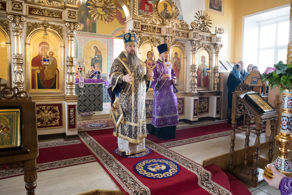  В Неделю Крестопоклонную митрополит Серафим совершил литургию в нашем храме