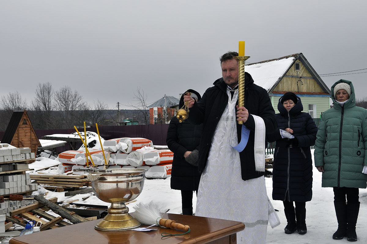 Протоиерей Александр Филиппов совершил великое освящение воды около строящегося храма Живоначальной Троицы в деревне Камайка