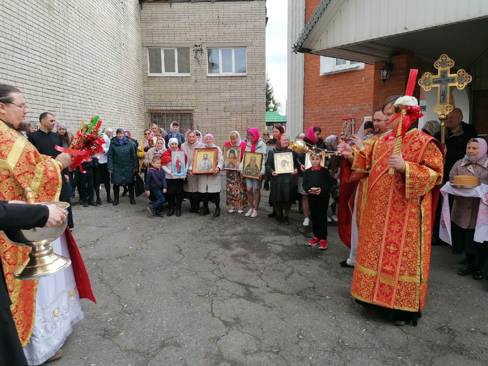 В понедельник Светлой седмицы протоиерей Александр Филиппов совершил Божественную литургию