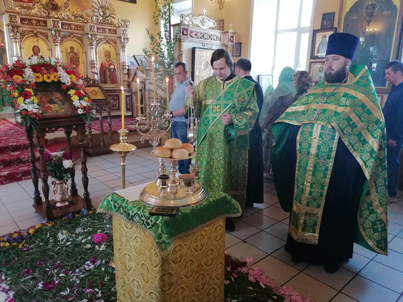 Всенощное бдение в канун праздника Троицы