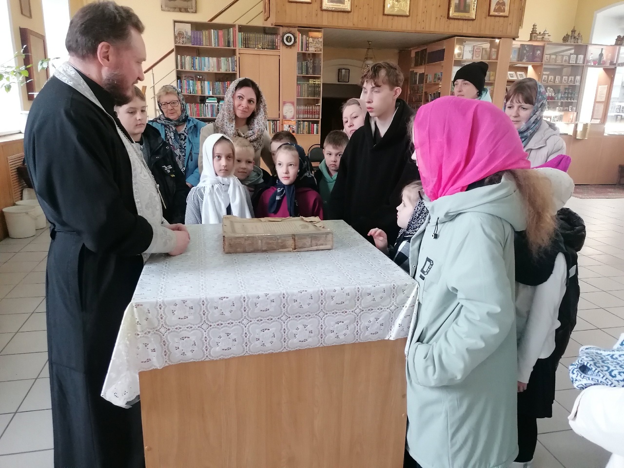 Иерей Сергий Карасёв встретился с учениками средней школы №1 города Спутник