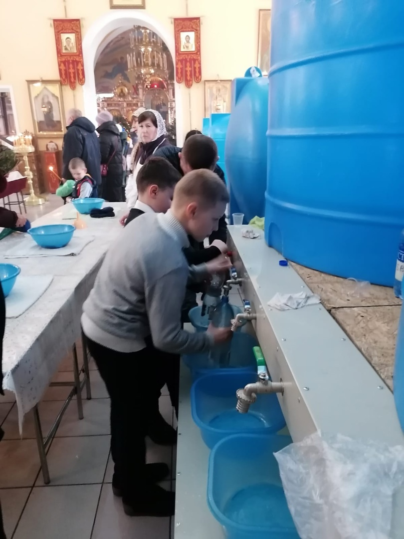 Участие воспитанников детской воскресной школы "Азбука веры" в розливе крещенской воды в Никольском храме в праздник Богоявления 19.01.2024.