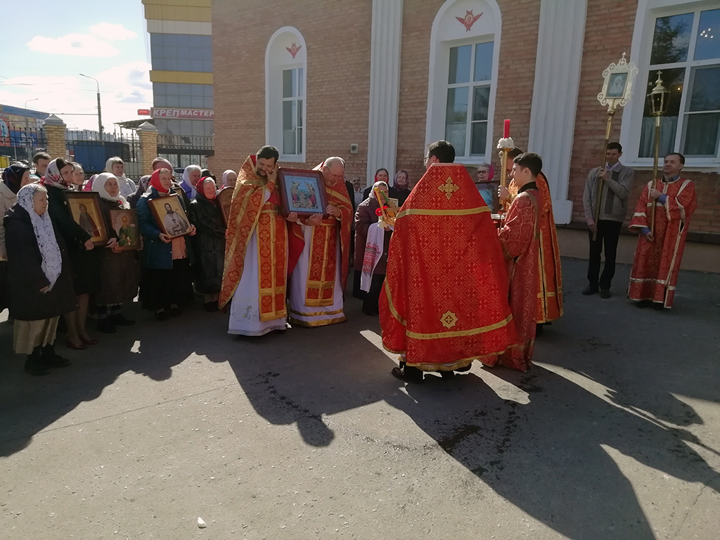 В понедельник Светлой седмицы протоиерей Александр Филиппов совершил Божественную литургию