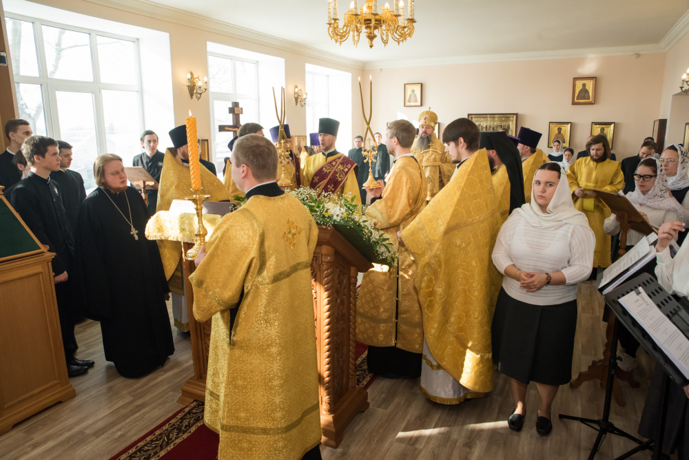В день престольного праздника в Пензенской духовной семинарии митрополит Серафим наградил протоиерея Александра Филиппова Архиерейской благословенной грамотой
