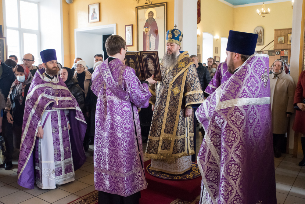  В Неделю Крестопоклонную митрополит Серафим совершил литургию в нашем храме