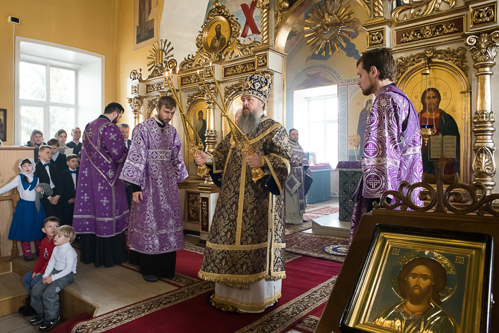 В Неделю Крестопоклонную митрополит Серафим совершил литургию в нашем храме