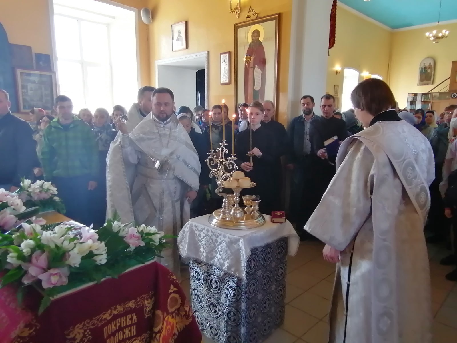 В Великую Субботу протоиерей Александр Филиппов совершил Литургию святителя Василия Великого
