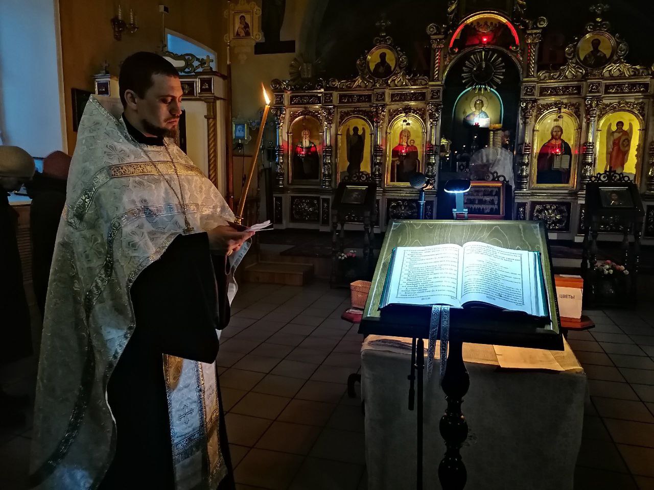 Вечернее богослужение в канун Вселенской родительской субботы