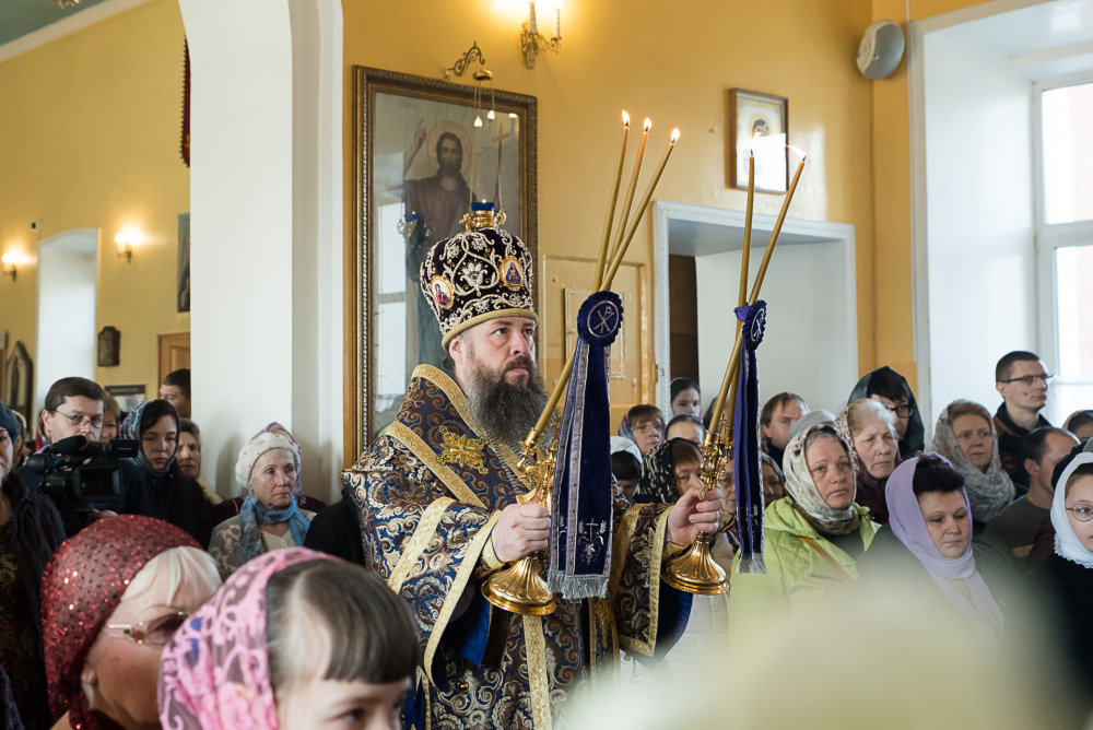 В Неделю Крестопоклонную митрополит Серафим совершил Литургию в нашем храме