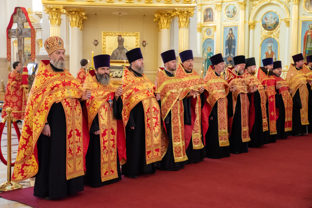  Протоиерей Александр Филиппов сослужил митрополиту Серафиму за всенощным бдением в Спасском кафедральном соборе
