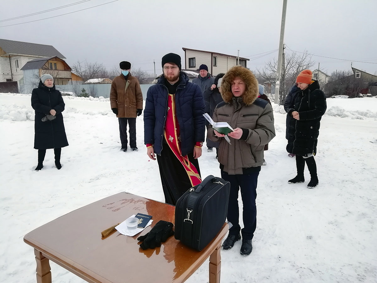 Иерей Евгений Климчев совершил молебен около строящегося храма Живоначальной Троицы в деревне Камайка