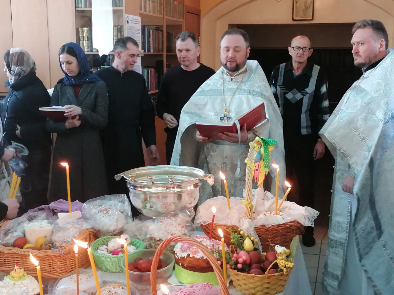 В Великую Субботу протоиерей Александр Филиппов совершил Литургию святителя Василия Великого