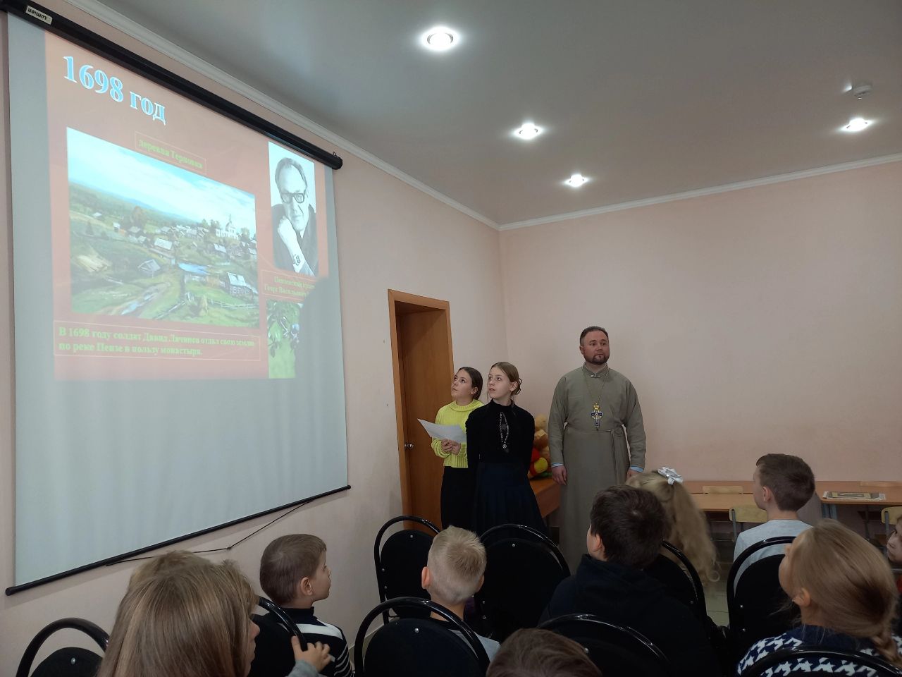 В воскресной школе состоялась встреча со старейшей сотрудницей епархиального управления