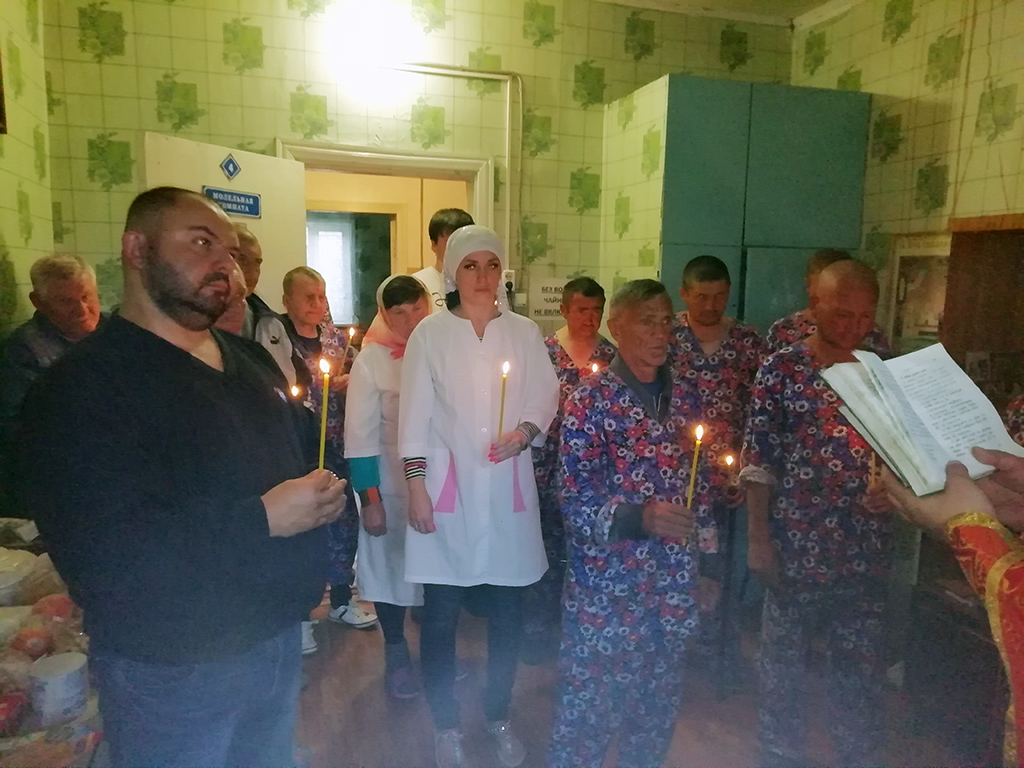 Иерей Сергий Беляков посетил Дом ночного пребывания