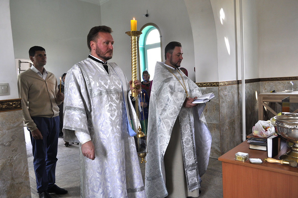 В строящемся храме в честь Святой Живоначальной Троицы в деревне Камайка был совершен водосвятный молебен