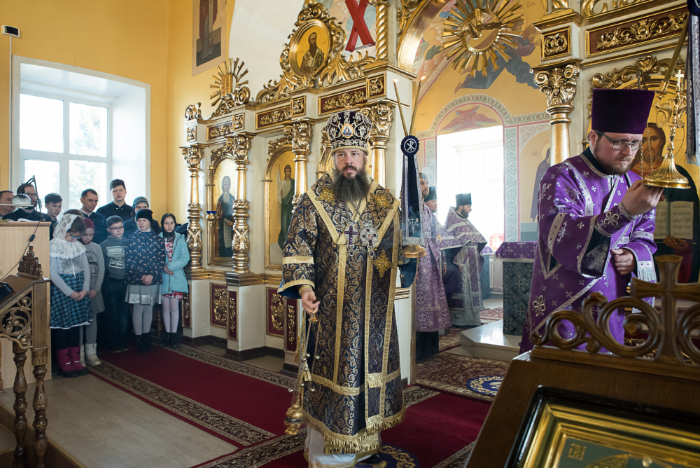 В Неделю Крестопоклонную митрополит Серафим совершил Литургию в нашем храме