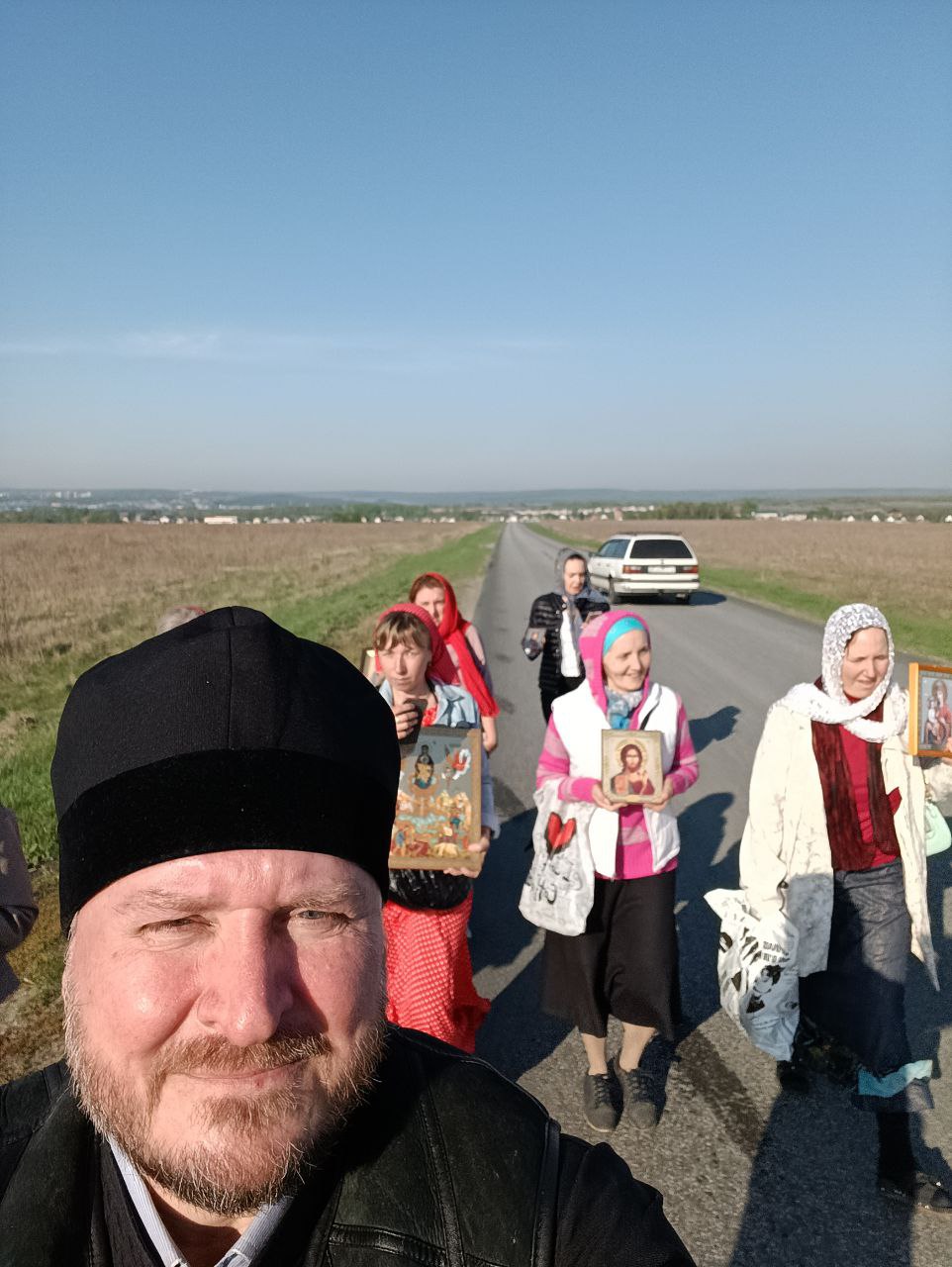 Протоиерей Александр Филиппов возглавил крестный ход до храма в честь иконы Божией Матери «Живоносный источник» с. Большая Валяевка