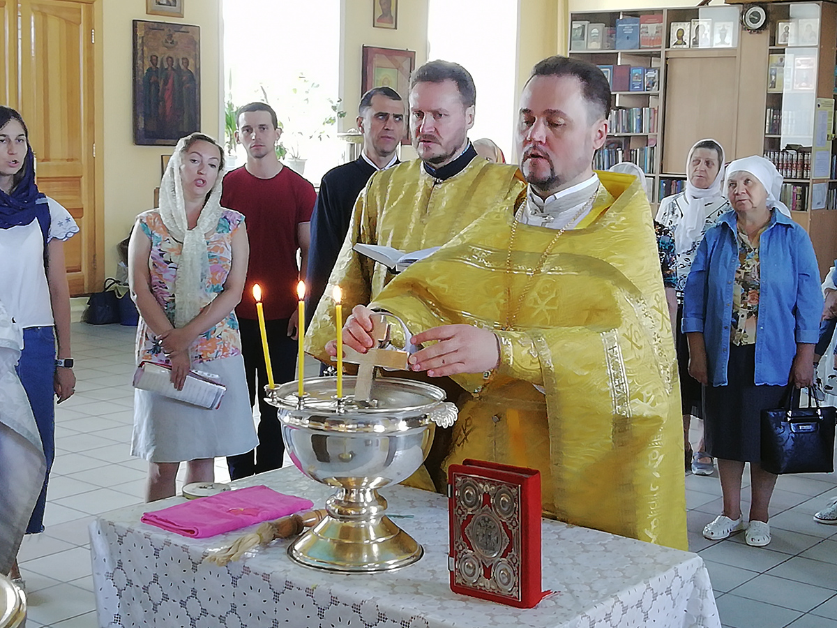 Протоиерей Александр Филиппов совершил литургию и водосвятный молебен с акафистом Божией Матери 