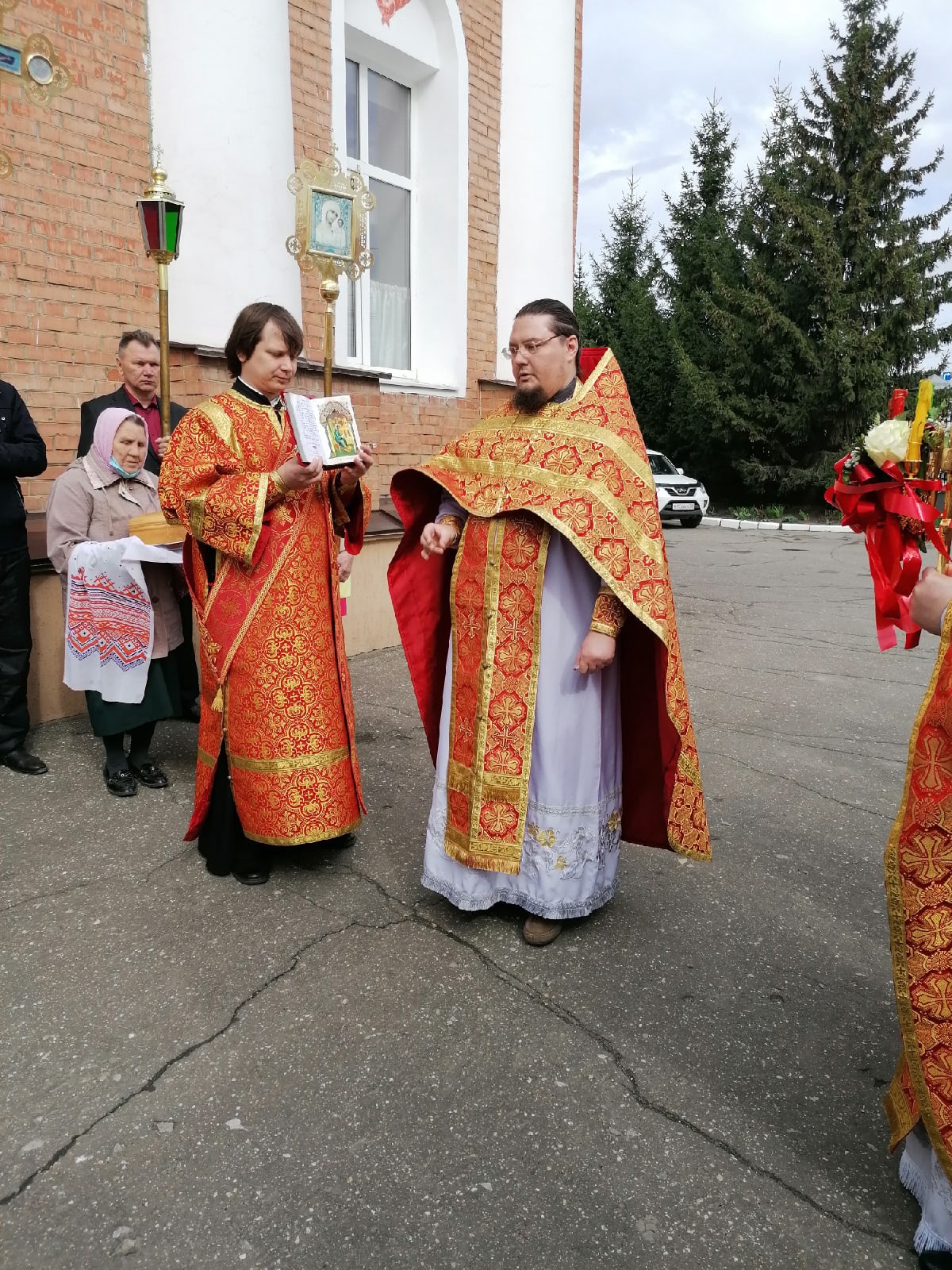 В понедельник Светлой седмицы протоиерей Александр Филиппов совершил Божественную литургию