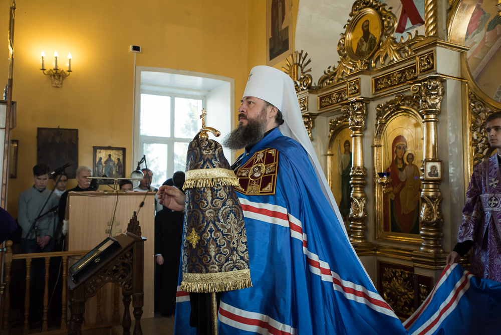 В Неделю Крестопоклонную митрополит Серафим совершил Литургию в нашем храме