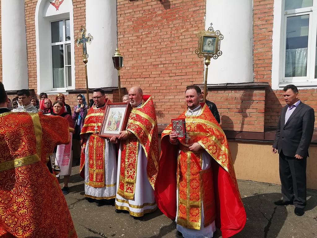 В пятницу Светлой седмицы протоиерей Александр Филиппов совершил Божественную литургию