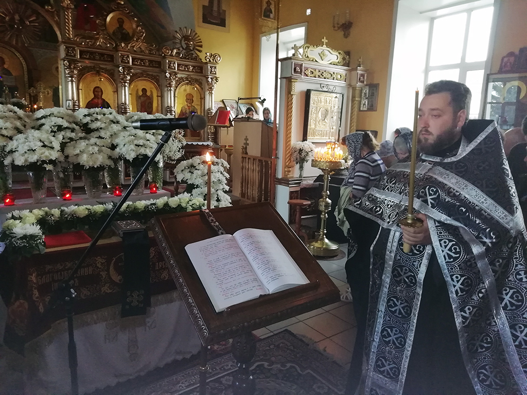 Протоиерей Александр Филиппов совершил утреню Великой Субботы с чином погребения