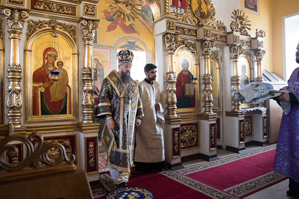 В Неделю Крестопоклонную митрополит Серафим совершил Литургию в нашем храме