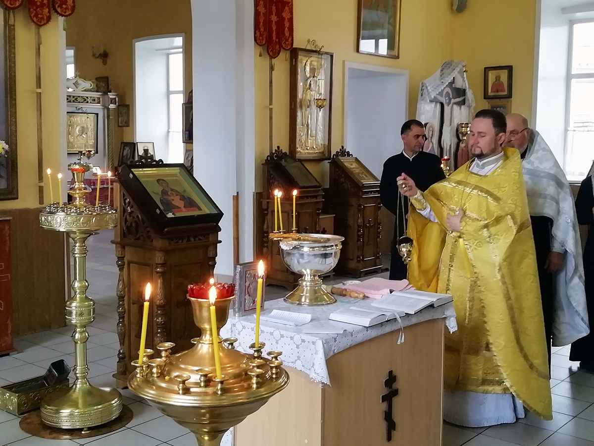Протоиерей Александр Филиппов совершил литургию и водосвятный молебен с акафистом Божией Матери 