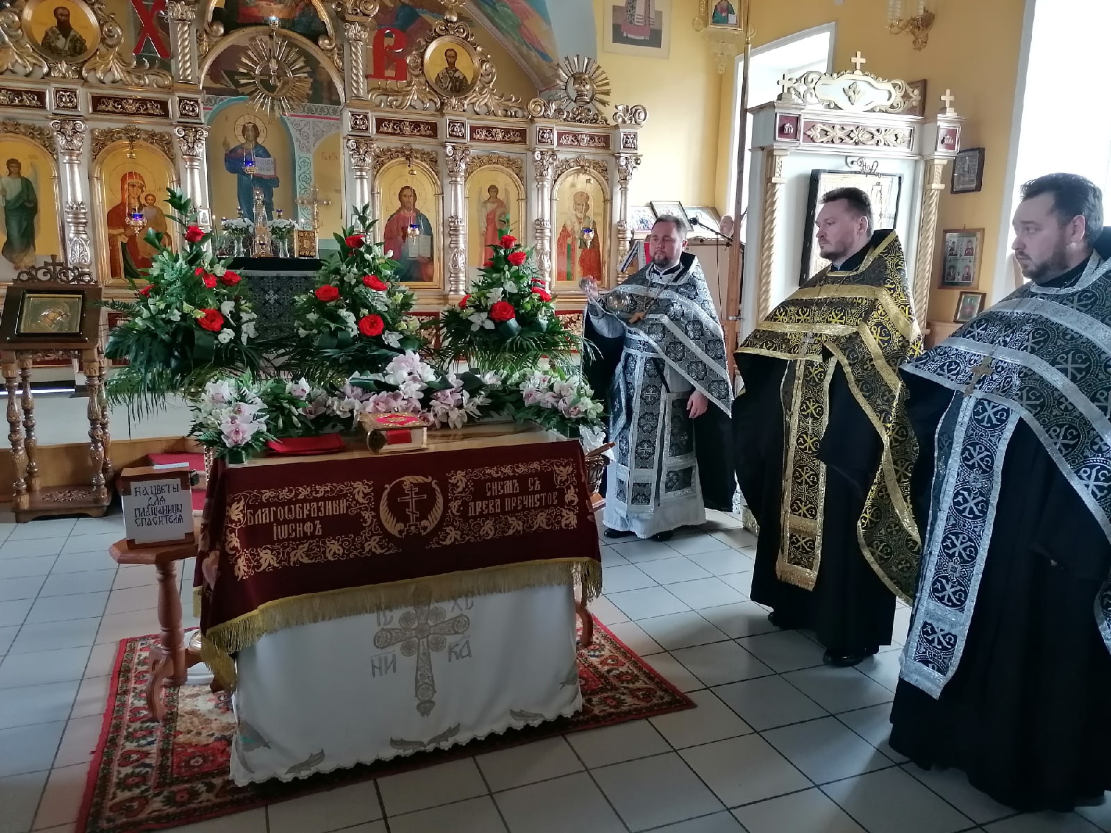  В Великий Пяток протоиерей Александр Филиппов совершил вечерню с выносом Плащаницы Спасителя