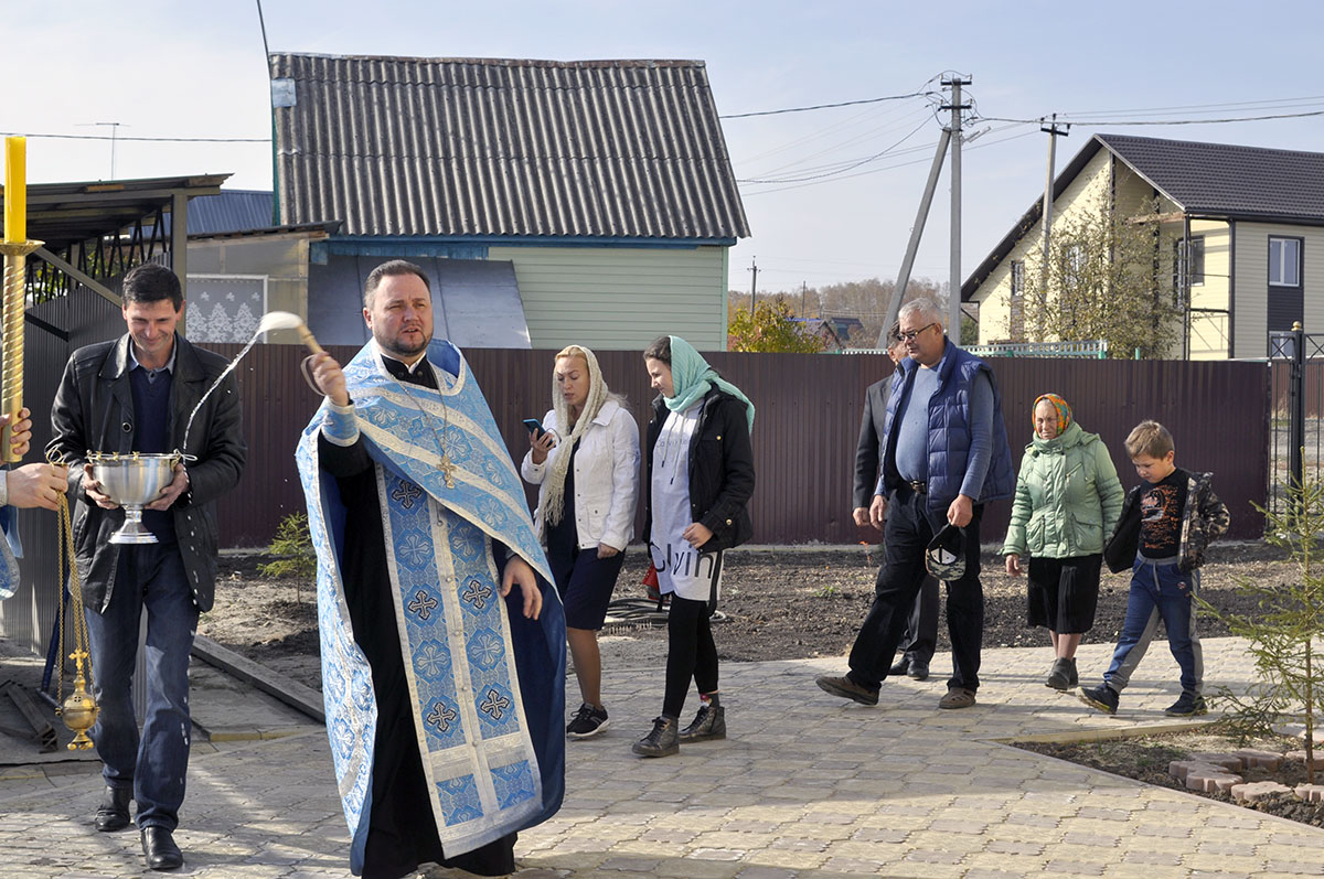 В строящемся храме в честь Святой Живоначальной Троицы в деревне Камайка был совершен водосвятный молебен