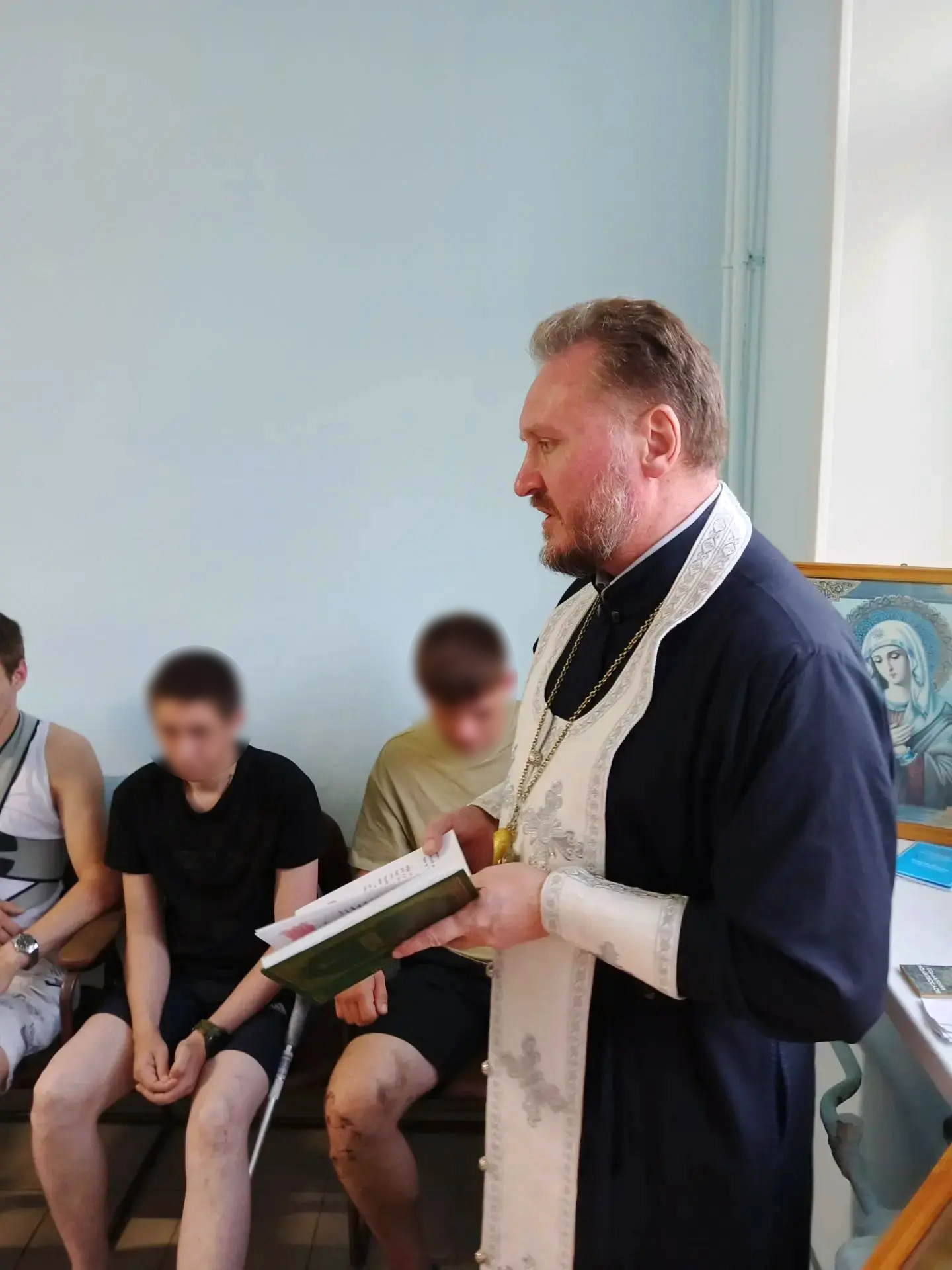Священники посетили раненых СВО